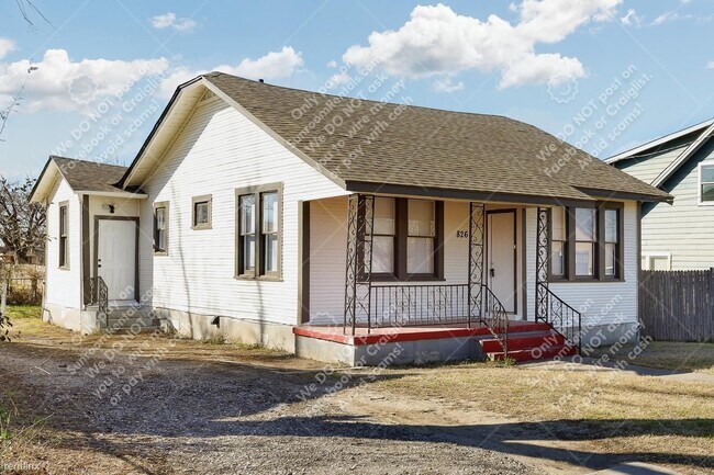 Building Photo - 3 br, 1 bath House - 826 Iowa St