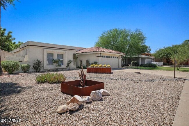 Building Photo - 3915 E Larkspur Dr