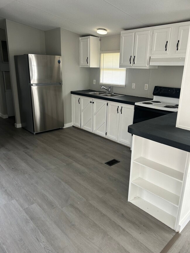 Kitchen - 467 Vanzant Rd