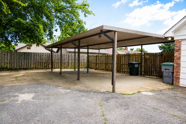 Building Photo - 516 S Yates Rd
