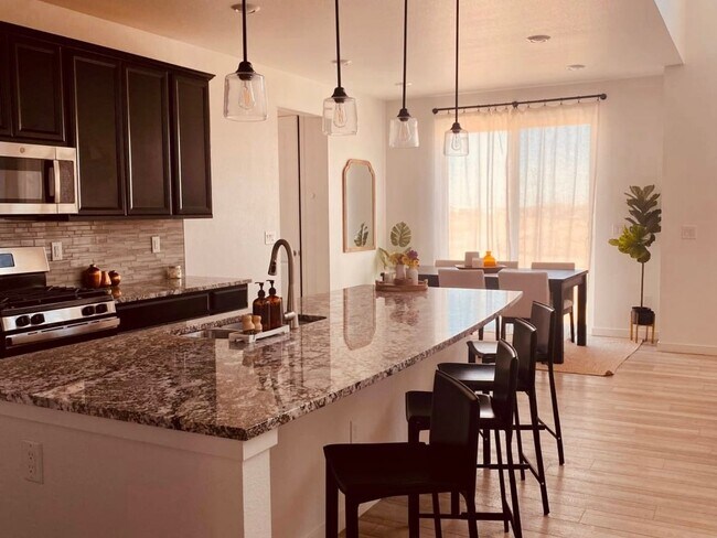 Building Photo - 5 Bedroom Single Family Home in Aurora