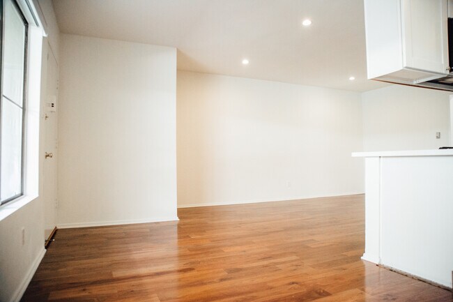 Foto del edificio - Newly renovated upper unit in quiet neighb...