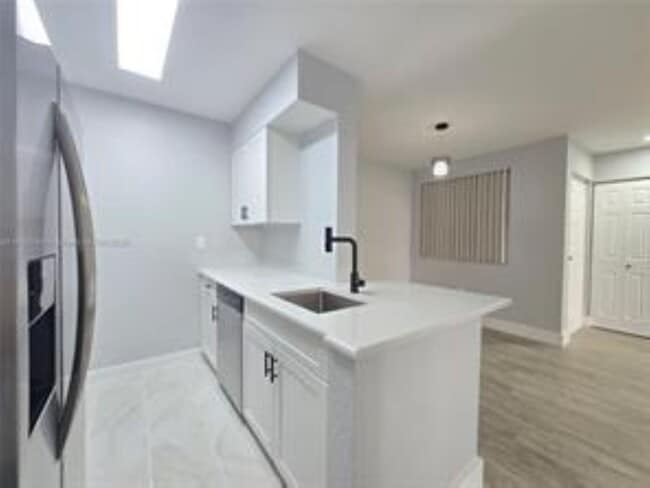 Building Photo - 2831 N Oakland Forest Dr