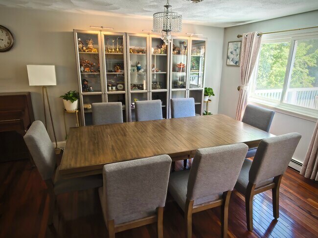 Comedor - 22 Howard Farm Rd