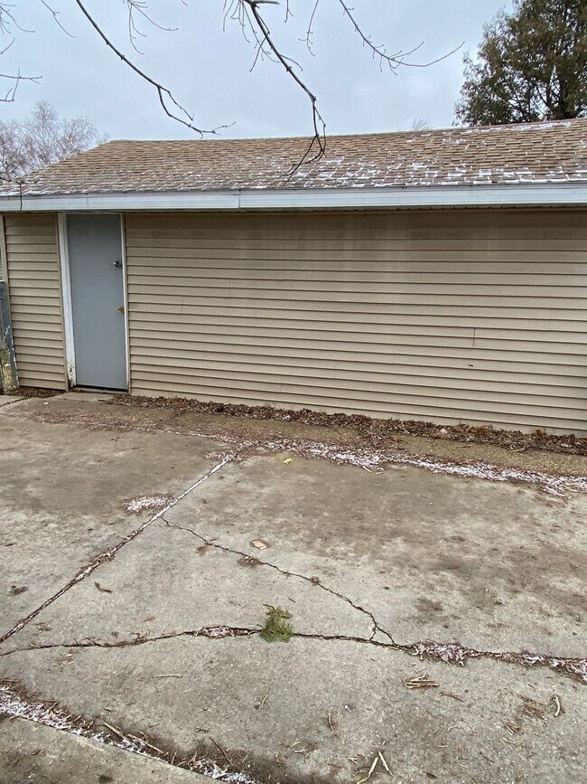 Building Photo - 4BR SINGLE FAMILY HOME, GREAT LOCATION, YARD, PARKING, BASEMENT