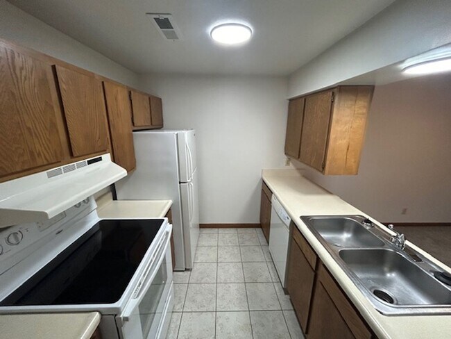 Building Photo - 1 bedroom, 1 bath with upgraded LED Lighting!