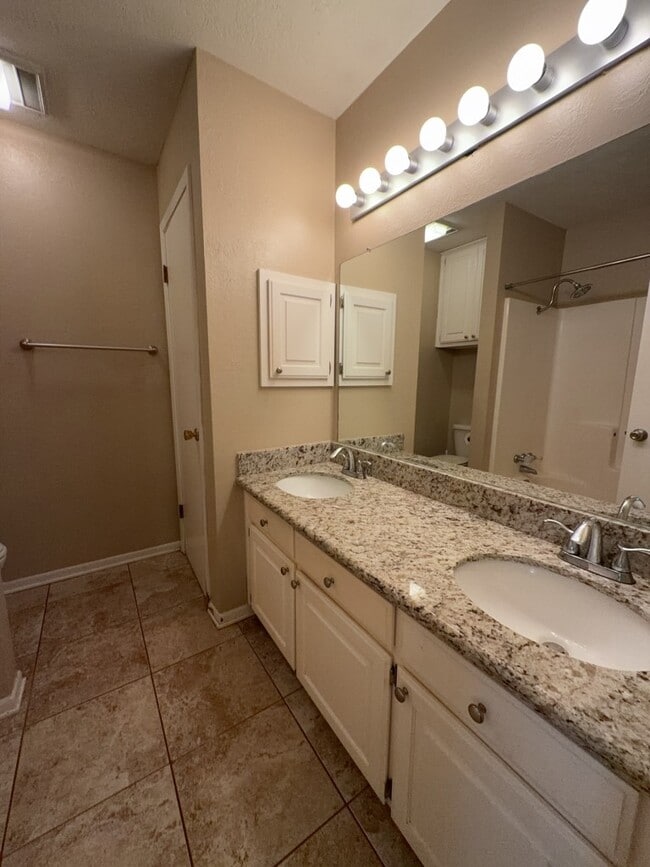 Building Photo - 629 W Ridge Dr