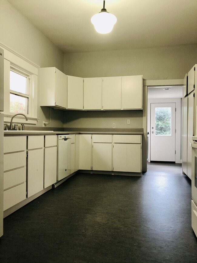 Spacious kitchen with new Marmoleum floor - 5336 SE 44th Ave