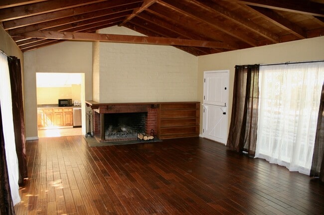 Building Photo - Charming 4 Bedroom Home plus office in Mis...