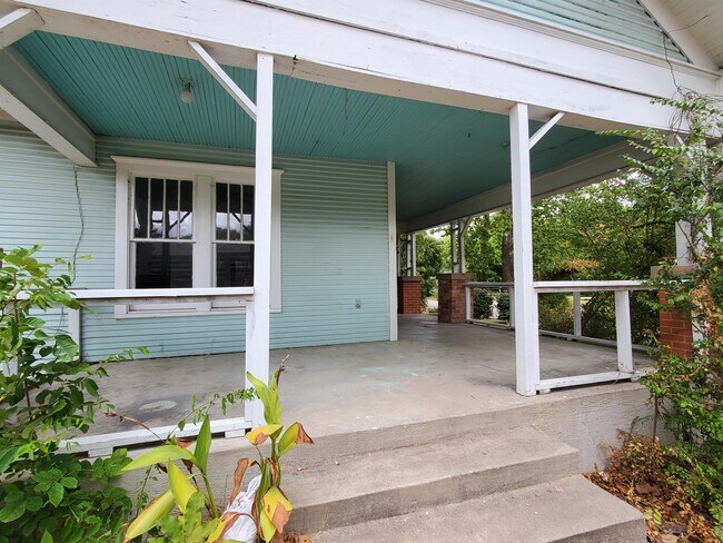 Building Photo - 1303 Greenville St