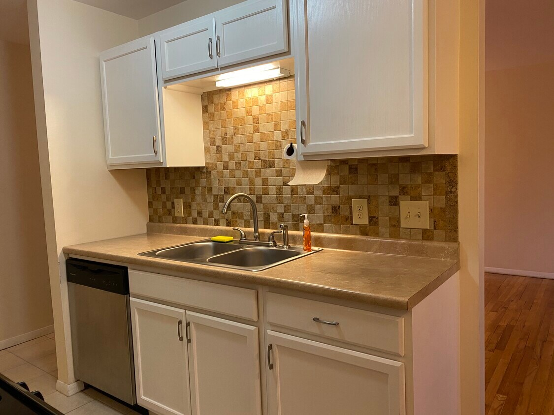 165 Regency Park Dr, Agawam, MA 01001 Condo for Rent in Agawam, MA