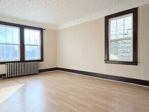 Building Photo - 524 Pitt St W