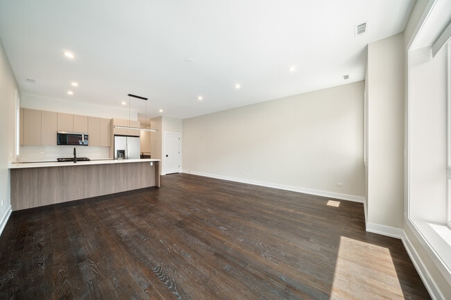 Building Photo - 406 E 50th Pl