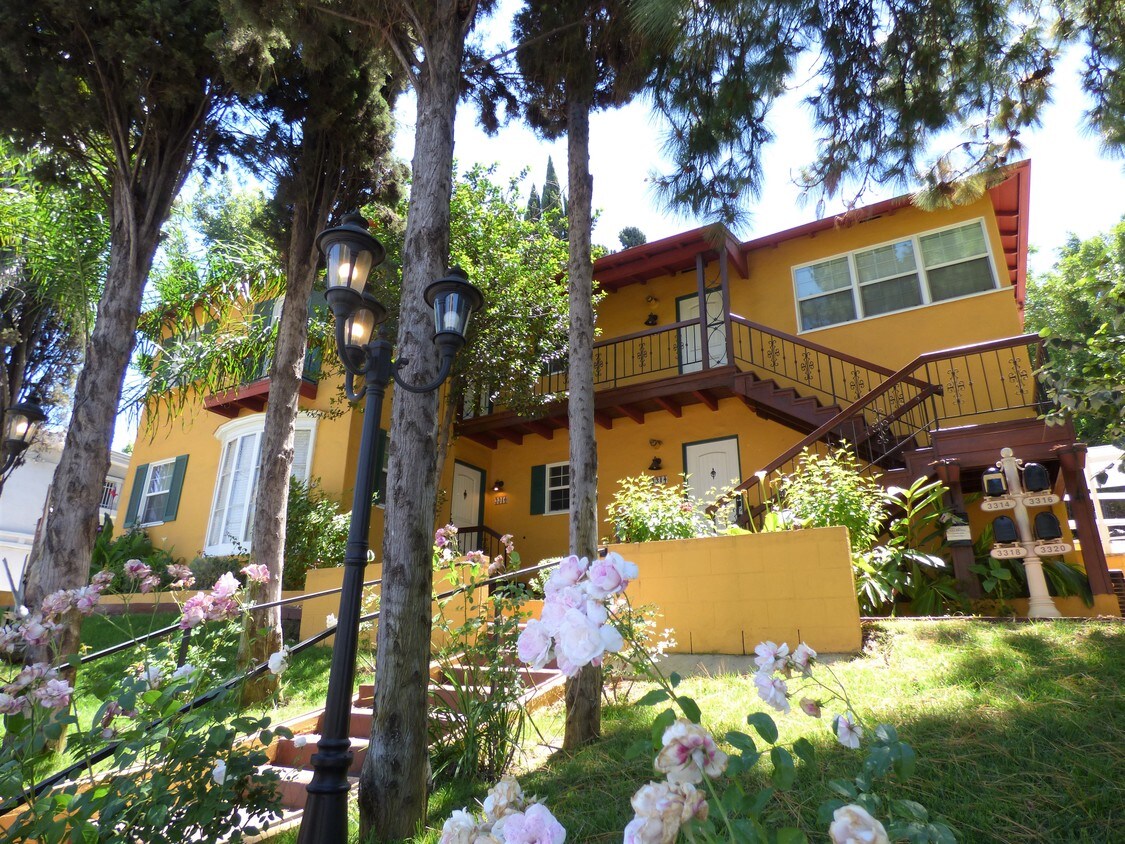Foto principal - 3314 Barham Blvd