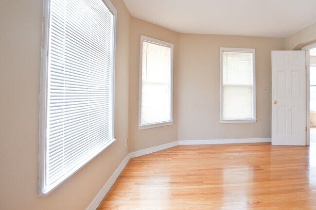 Foto del edificio - 2431 N Farwell Ave