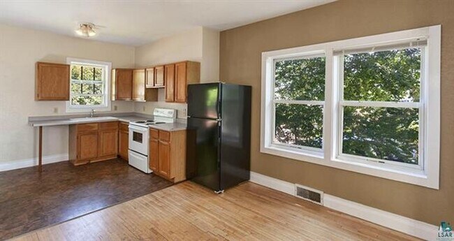 Foto del edificio - Duluth MN - 4 Bed - 1 Bath - Single Family...