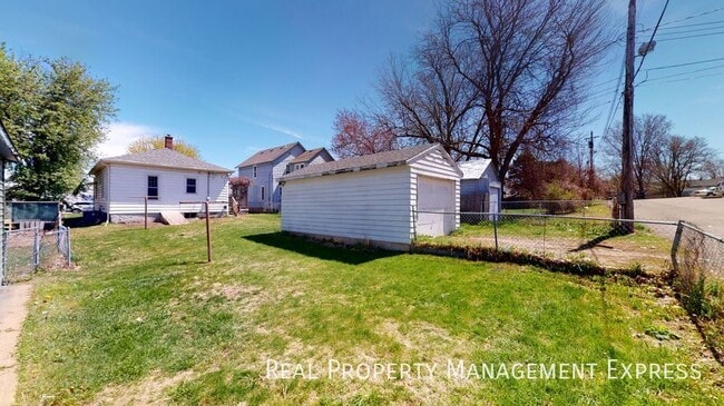 Building Photo - Renovated 2 Bedroom 1 Bathroom Home w/ Sin...