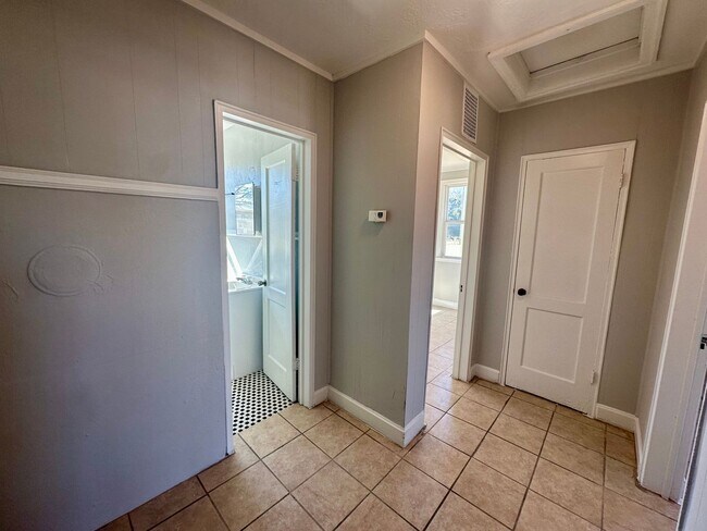 Building Photo - 716 Miller Rd