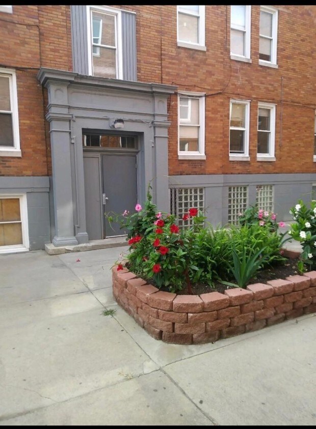 Front entry - 2215 Lansing St