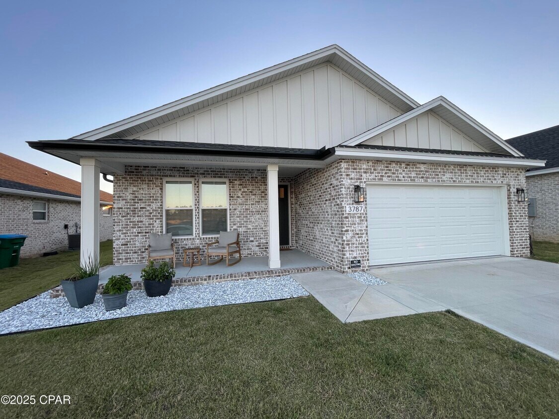 Foto principal - 3787 Basal St