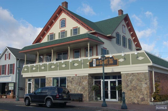 Primary Photo - 25-35-35 E Main St