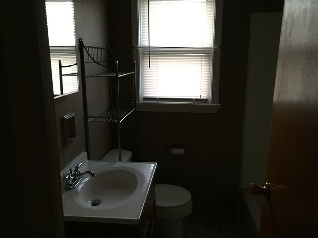 Full bath - 9 1/2 Suffolk Street