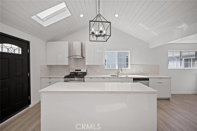 Foto del edificio - 7445 Balcom Ave