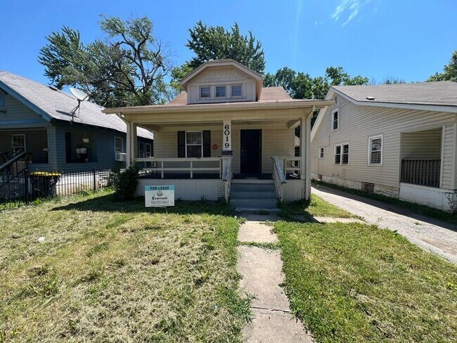Foto del edificio - 3 Bed/1 Bath Home with Fenced Yard / Pet-Friendly / Vouchers Accepted / Coming Soon!
