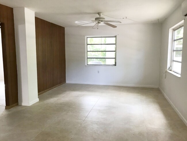 Building Photo - 117 N Bay Harbor Dr