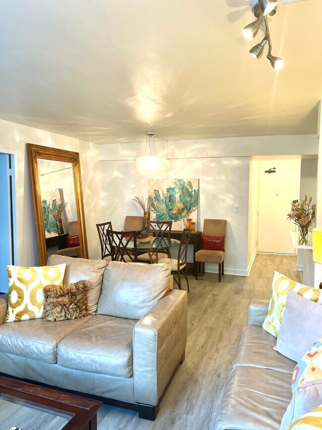 Building Photo - 253 E Delaware Pl