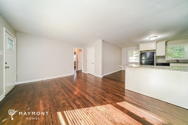 Building Photo - 2500 Swallow Cir SE