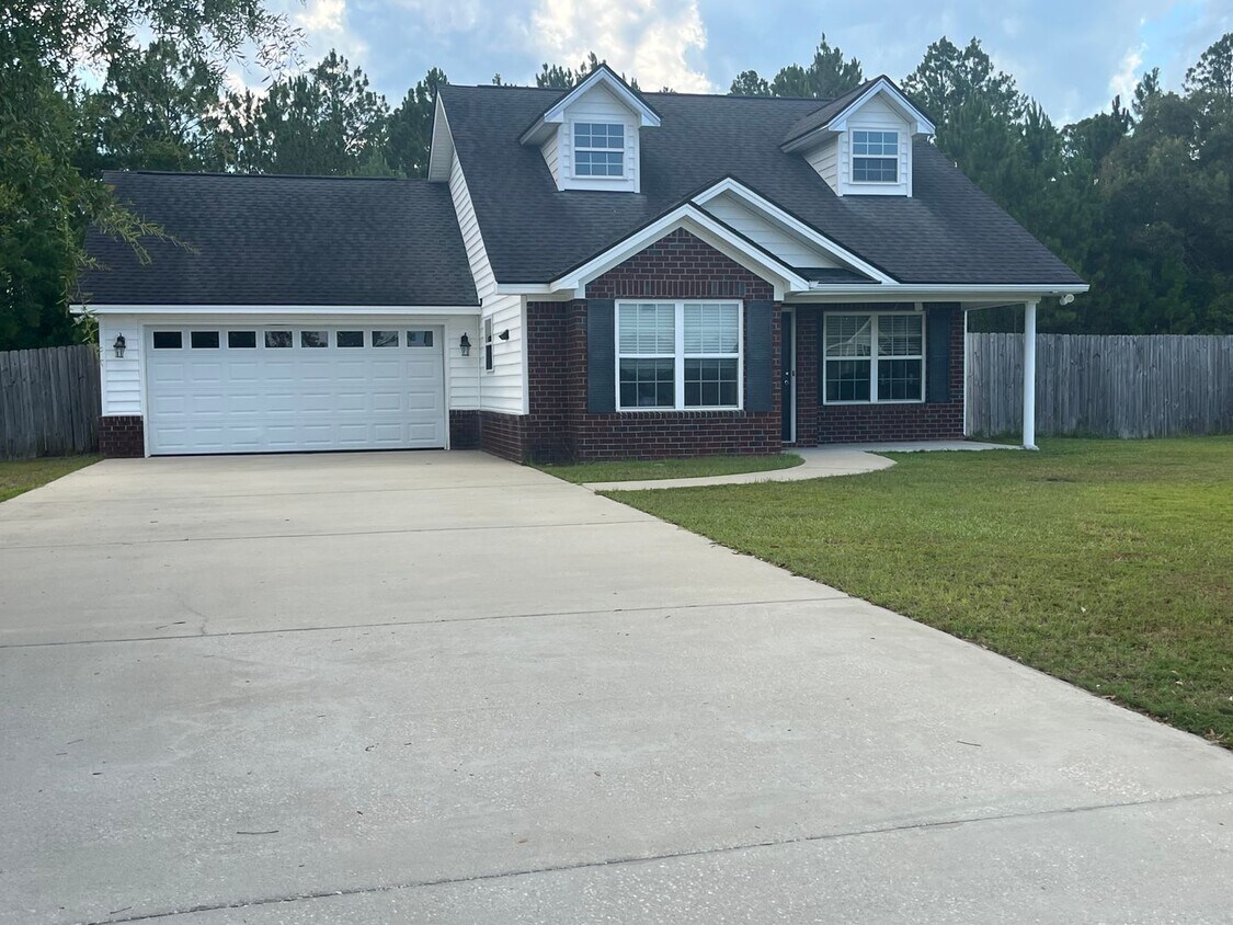 Foto principal - FOR RENT 3 Bed 2 bath Pet friendly home