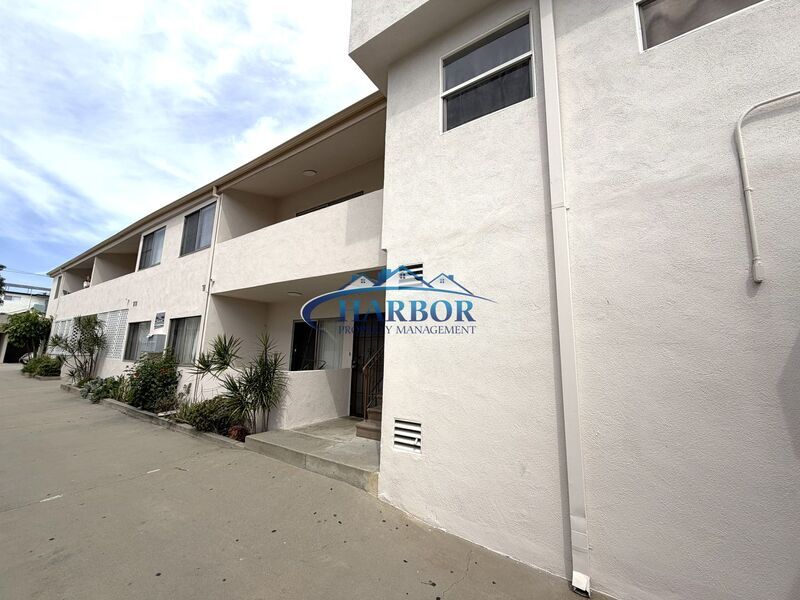 Photo - 213 W Manchester Blvd