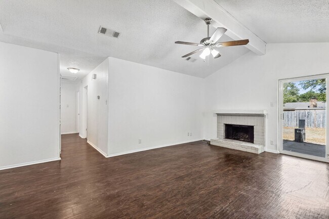 Building Photo - 3/2/2 on N. BELL Ave. In Denton. Private f...