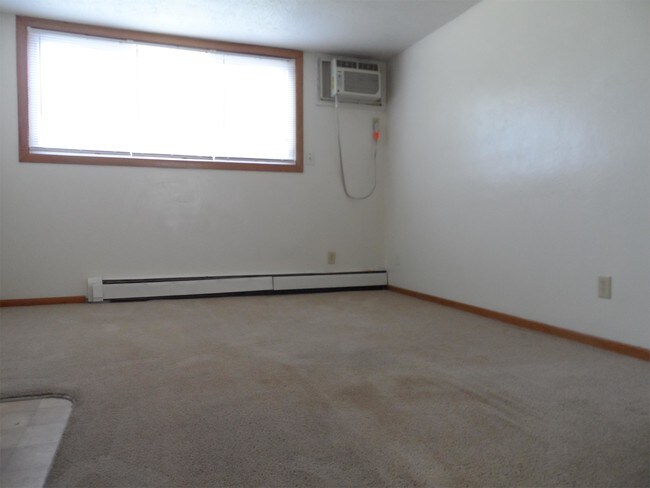 Building Photo - 1210 Robins Rd