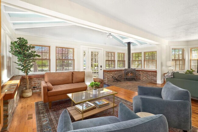 Building Photo - 833 Rush Dr