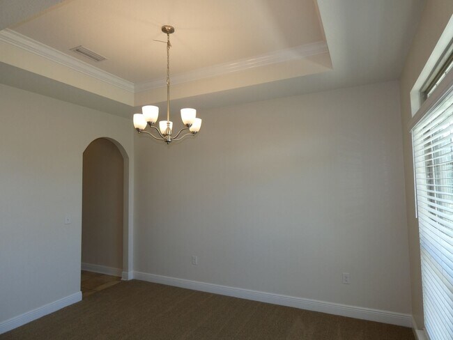 Foto del edificio - Spacious 5-Bedroom Home - Heart of Pace