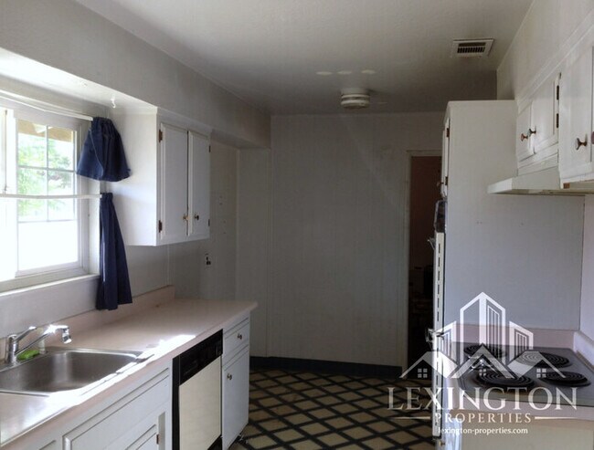 Foto del edificio - Charming 4-Bedroom Home in Arden-Arcade with Spacious Yard & Convenient Location