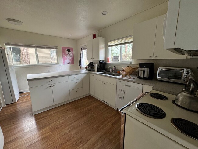 Building Photo - 4 bed, 2 bath in Happy Valley Neighborhood