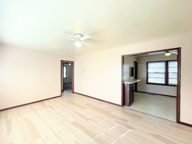 Foto del edificio - 1427 N Harding Ave