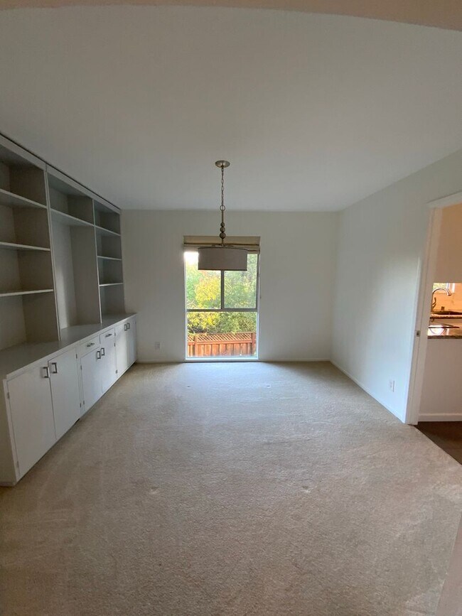 Building Photo - Elegant Remodeled 3BR Condominium in Sharo...