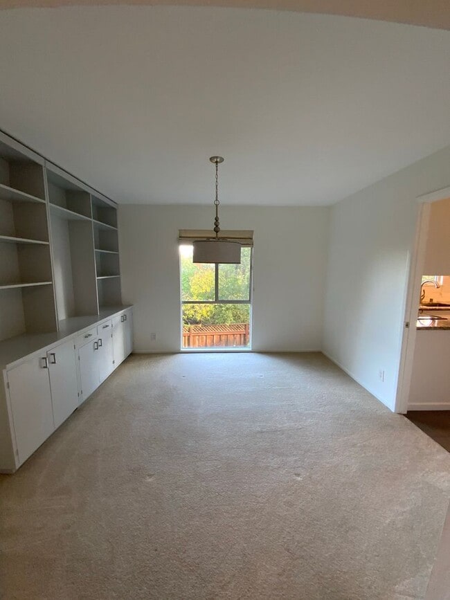 Building Photo - Elegant Remodeled 3BR Condominium in Sharon Heights