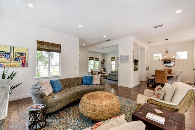 Foto del edificio - Large Spanish Mission Revival in Crocker V...