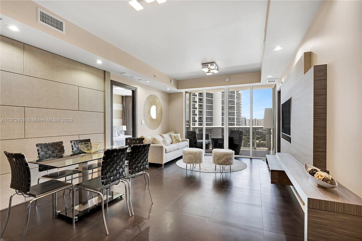 Foto principal - 18201 Collins Ave