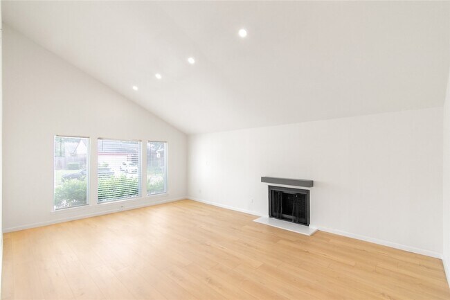 Foto del edificio - 6423 Coachwood Dr