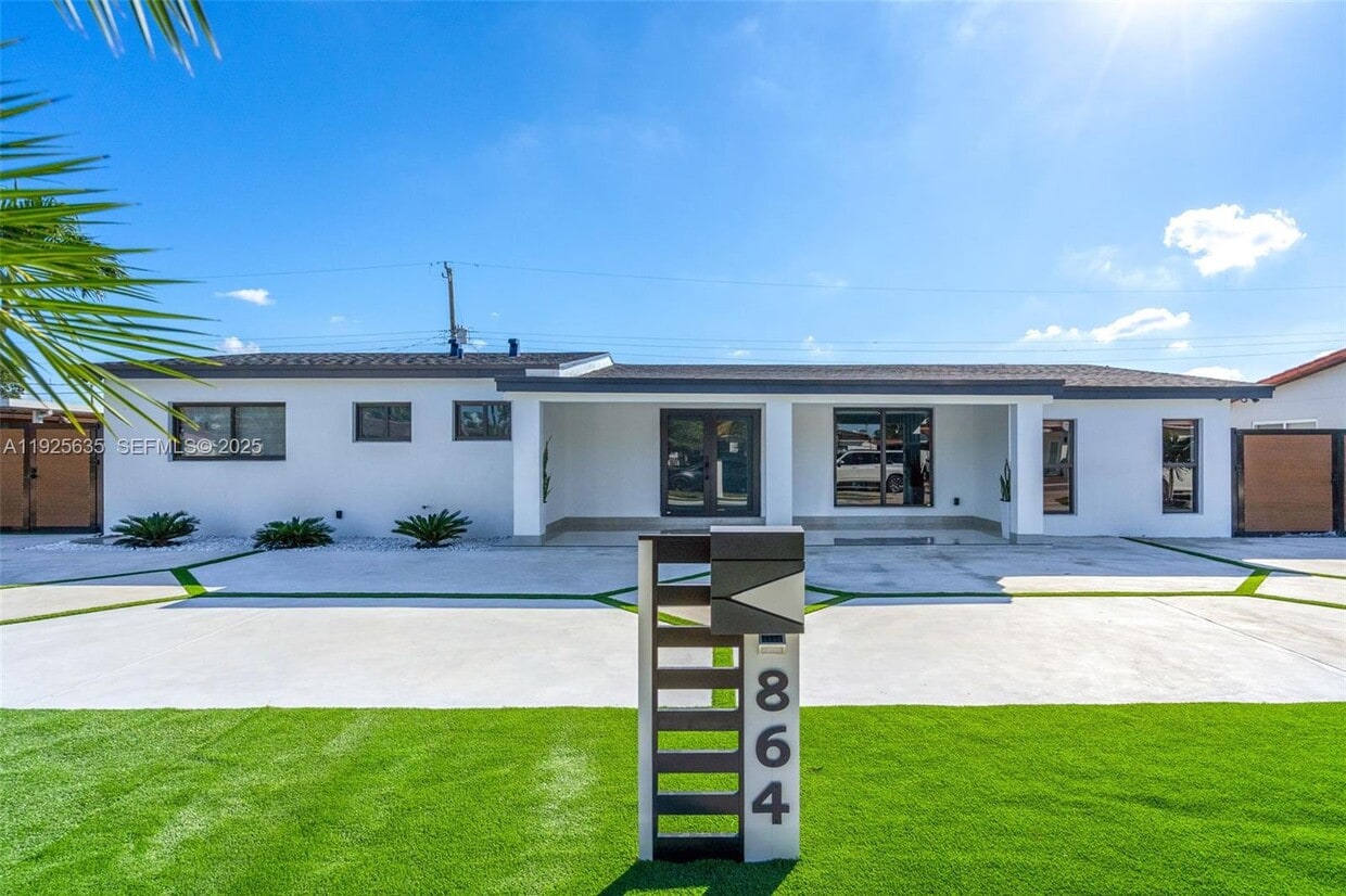 Foto principal - 864 W 69th Pl