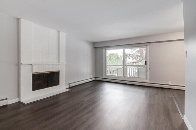 Photo du bâtiment - Glenmore Gardens Townhomes & Coach Homes