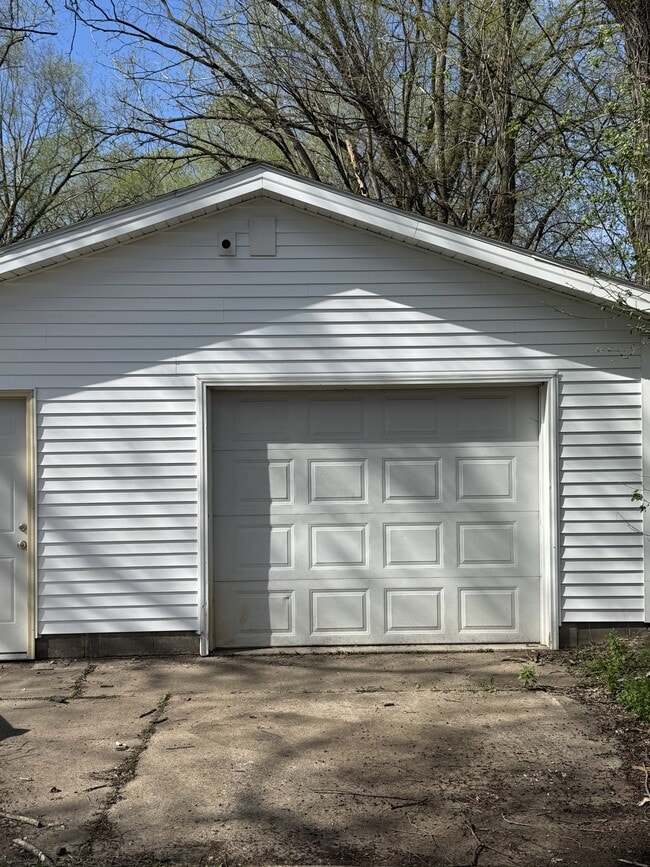 Building Photo - 914 Lakeside Ave