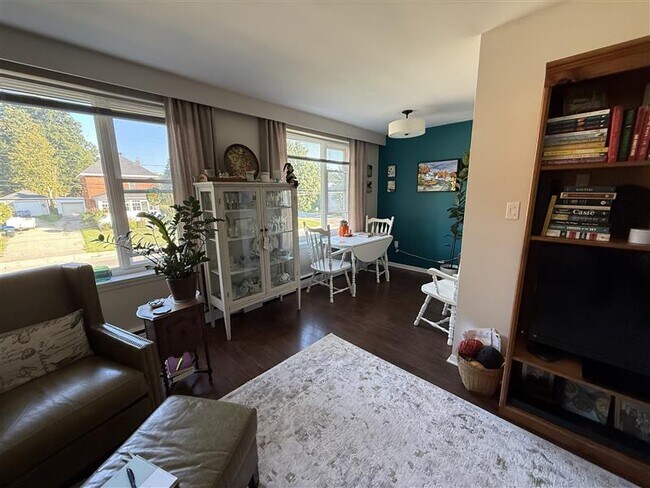 Photo du bâtiment - 7 -751 Hugel Avenue - 2 Bedroom Available