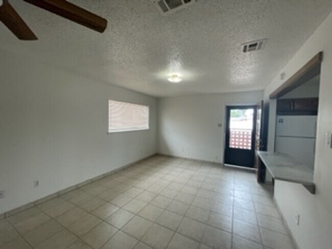 Foto del edificio - 2101 Chilton Dr